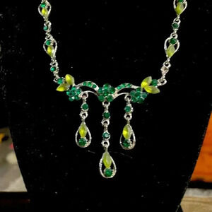 Vintagee rhinestone green floral leave necklacee